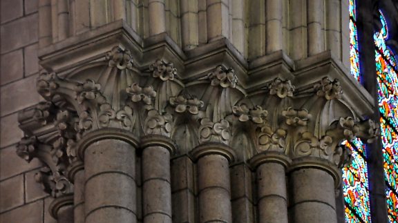 Chapiteaux néogothiques dans la croisée