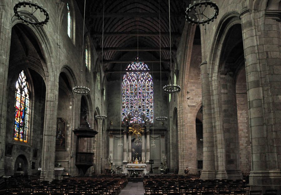 Vue d'ensemble de l'église Saint-Germain depuis l'entrée occidentale