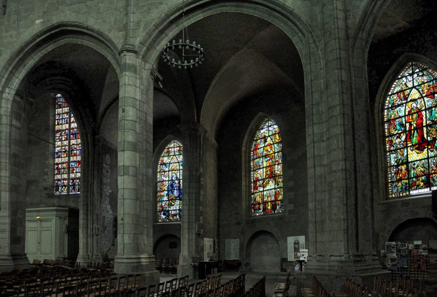 Le bas-côté sud et les anciennes chapelles