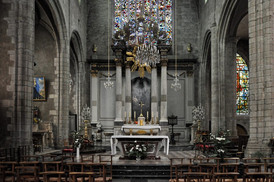 Un ange porteur des éléments liturgiques (Max Ingrand)