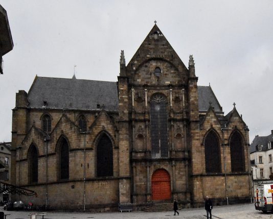 La façade sud et sa verrière Renaissance (baie n°10) dans le croisillon du transept