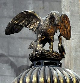 Le pélican orne l'abat-son de la chaire à prêcher