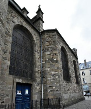 Le côté sud géographique de la basilique dans la rue Saint-Sauveur