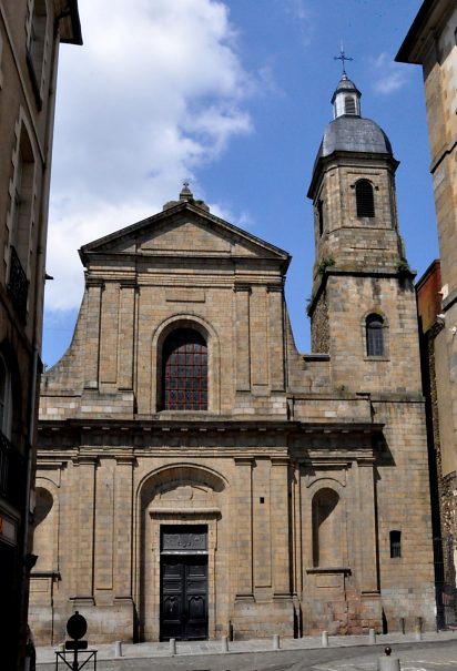 La façade, vue depuis la rue Du Guesclin, est dirigée vers l'Orient