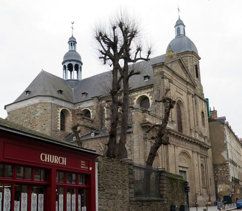 Vue de l'église depuis la rue Montfort