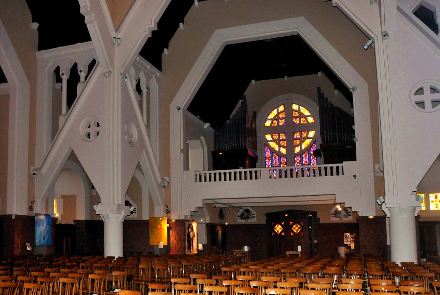 La façade occidentale de l'église et son orgue de tribune