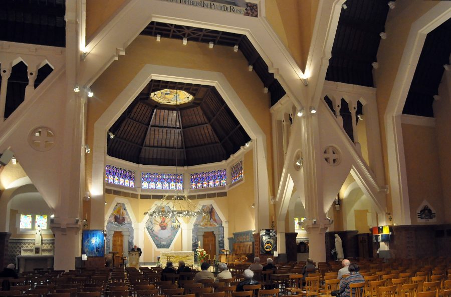 Vue d'ensemble de la nef de l'église Sainte-Thérèse