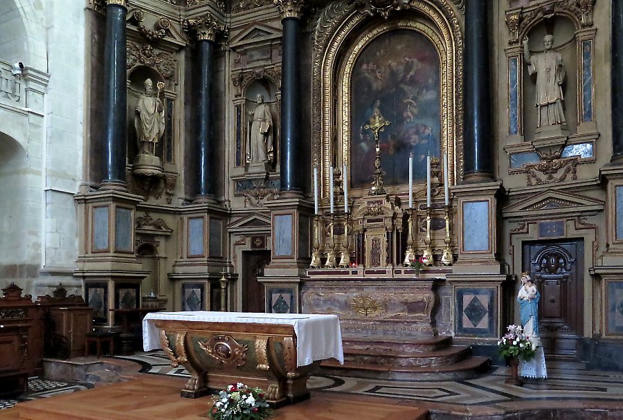 Vue d'ensemble du chœur avec le retable du frère Charles Turmel