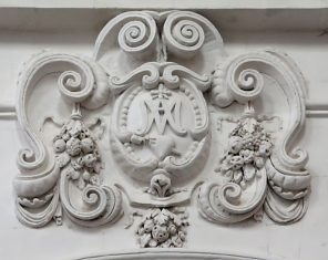 Bas-relief consacré à Marie au-dessus des arcades de la nef