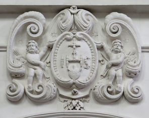 Bas-relief avec signe liturgique au-dessus des arcades de la nef