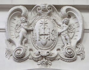 Bas-relief consacré au Sacré-Cœur au-dessus des arcades de la nef