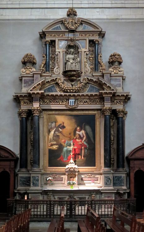 Retable lavallois du XVIIe siècle dans le bras sud du transept