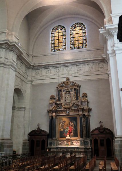 Le bras sud du transept et son retable lavallois du XVIIe siècle