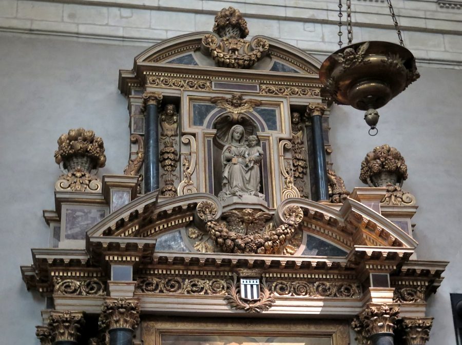 Partie haute du retable lavallois dans le bras nord du transept