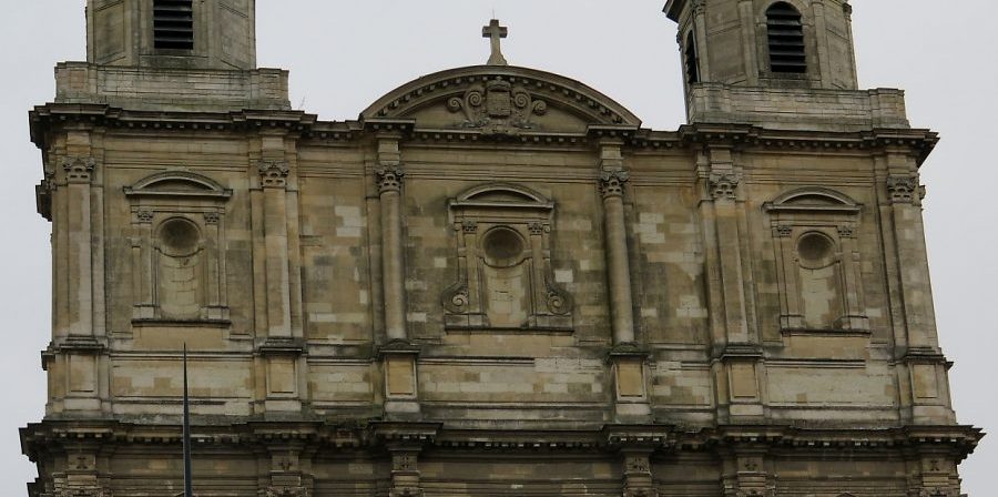 La partie suprieure de la façade de l'église est d'ordre corinthien