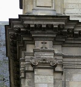 L'ordre ionique est présent au deuxième niveau de l'architecture de la façade