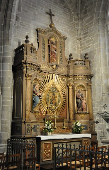 Retable du XIXe siècle dans une chapelle latérale sud.