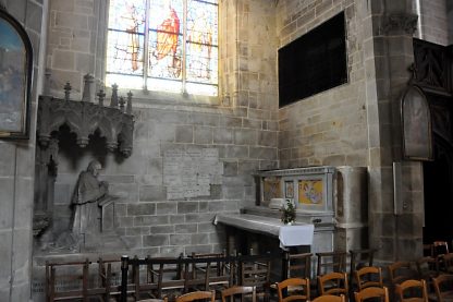 Chapelle latérale nord avec le monument au curé Aubrée.