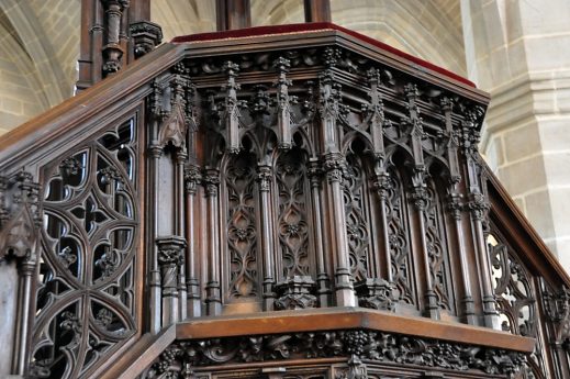 La cuve de la chaire à prêcher (reproduction de la chaire de pierre de la cathédrale de Strasbourg).