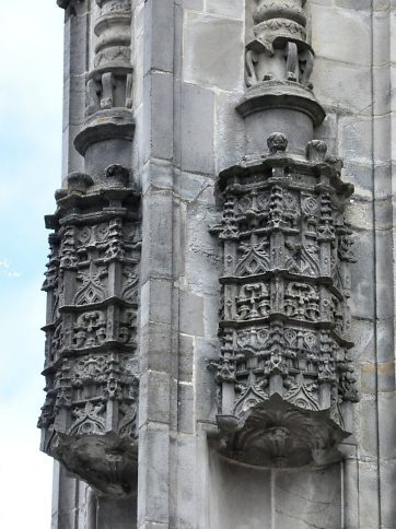 Dais Renaissance au coin sud-ouest de l'église