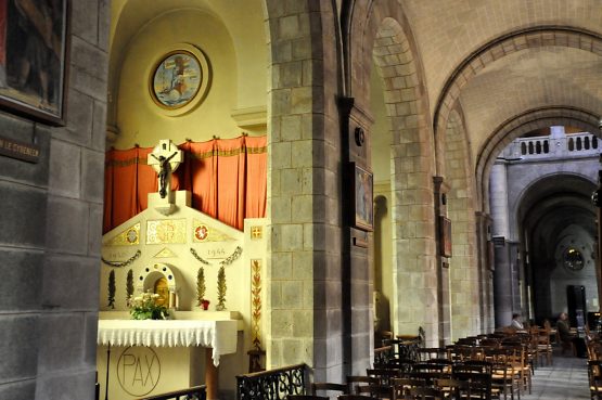 Le bas-côté nord et sa suite de chapelles latérales