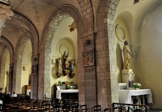 Le bas-côté sud et sa suite de chapelles latérales.