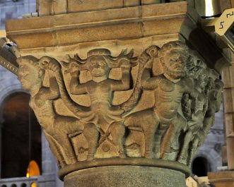 Chapiteau avec suite de grotesques