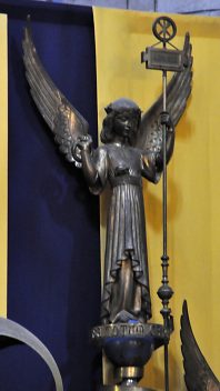 Un ange sur une colonne du maître-autel
