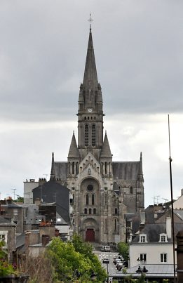 L'église se dresse au milieu des maisons