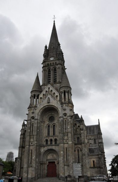 La façade occidentale de l'église fait référence à l'art roman