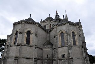 Le chevet et ses absidioles aux fenêtres romanes