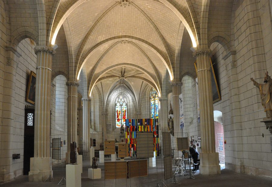 Vue d'ensemble de la nef de Saint-Florentin qui sert de lieu d'exposition.