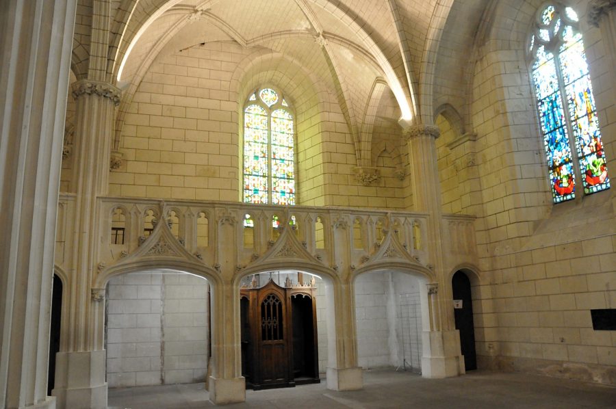 L'avant-nef et le balcon gothique (ou néogothique) de l'église  Saint-Florentin. .