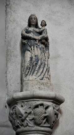 Vierge  l'Enfant dans une chapelle latérale