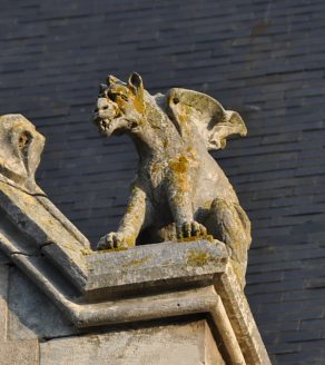 Sculpture d'animal fabuleux sur le transept