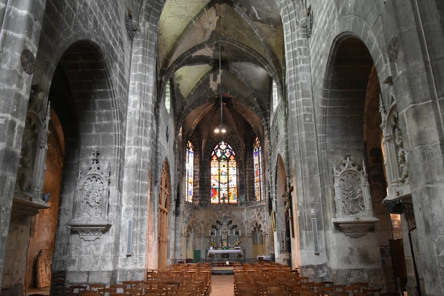 Vue d'ensemble de l'Ã©glise Notre-Dame depuis l'avant-nef