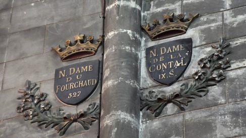 Ornementation du XIXe siècle : les écussons relatent les sanctuaires du Berry dédiés à la Vierge.