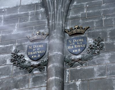 Les 24 écussons du XIXe siècle relatent les sanctuaires du Berry dédiés à la Vierge.