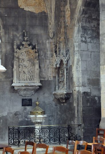 Les Fonts baptismaux sont situés dans l'une des trois chapelles  latérales sud.