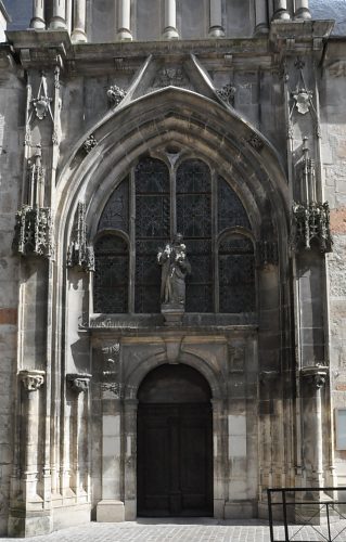 Le portail sud date de 1640.