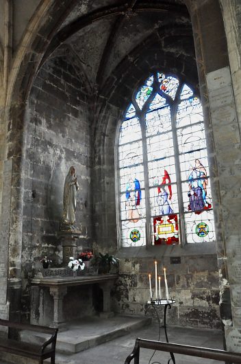 Chapelle latérale sud avec le vitrail de la famille Ragueau (XVIe siècle).