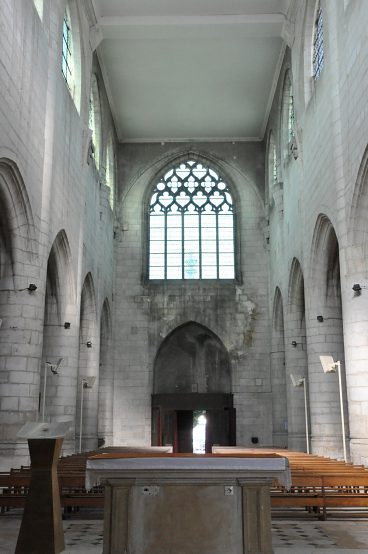 La nef vue de derrière l'autel