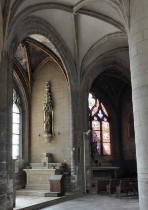 Le déambulatoire avec la chapelle axiale sur la droite