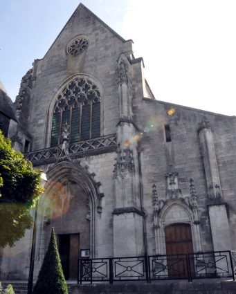 La façade de l'église Saint–Bonnet (reconstruite au XXe siècle)