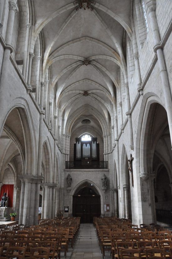 La nef vue depuis le chœur.