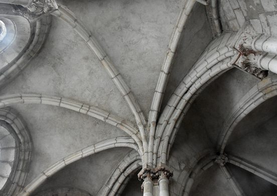 La somptueuse voûte de la chapelle rayonnante Sainte–Thérèse, XIIIe siècle