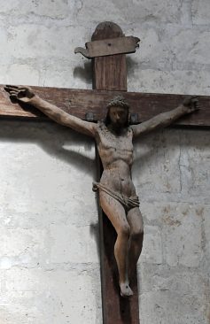 Christ en croix dans la nef