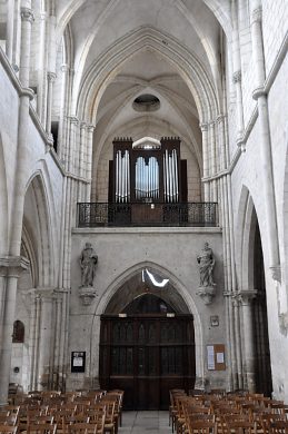 La tribune s'ouvre sur la nef par un grand arc brisé.