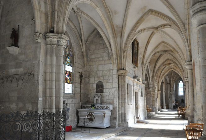 Le bas-côté nord avec la premire chapelle.