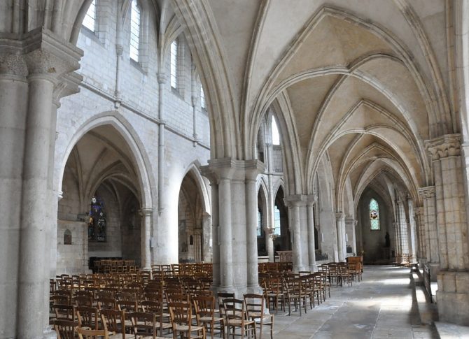 Le bas-côté sud de la nef remonte au XIIIe siècle.